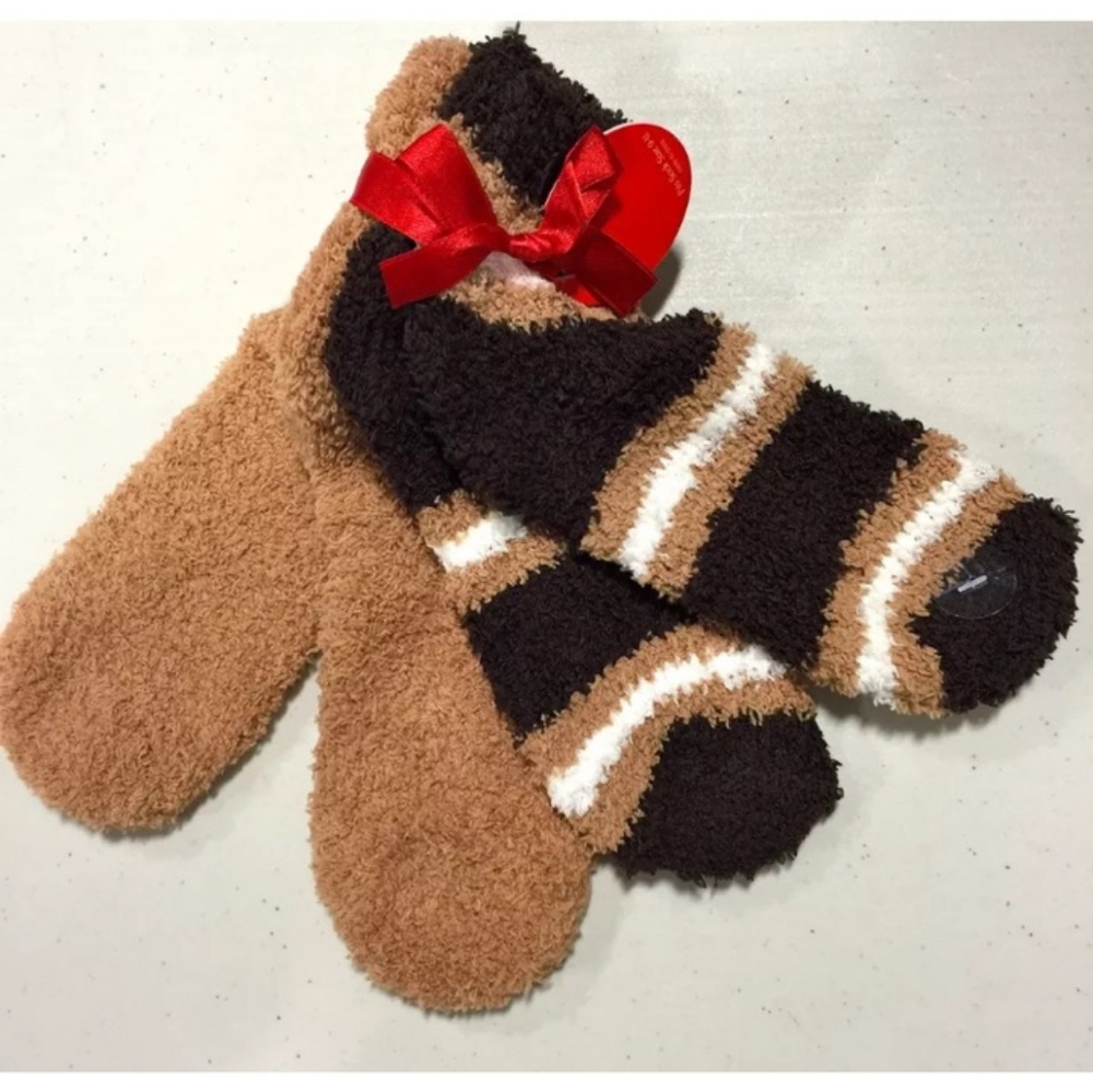 2 pairs of cozy socks